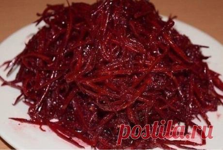 Свекла по-корейски - изумительная закуска.
Ингредиенты:
600г сырой свеклы
4 зубчика чеснока
80г растительного масла
ДЛЯ МАРИНАДА:
3 ст.л.уксуса 9%
1 ч.л.сахара
0,5 ч.л.соли
1 ч.л.кориандра
0,5 ч.л.красного перца
0,5 ч.л.черного перца
1.Чеснок мелко порезать
2.Свеклу натереть на корейской терке
4.Для приготовления маринада смешиваем все ингредиенты
5.В миску складываем свеклу добавляем чеснок,маринад, перемешиваем
6.Растительное масло доводим до кипения и заливаем в свеклу,...