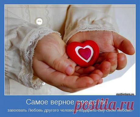 Весны прекрасное начало
Нам дарит дивный месяц март.
Чтоб радость ярче засияла,
Несёт он сотни тысяч ватт.
Пусть от улыбок снег растает,
И счастье всех коснётся вновь!
Пусть в свете солнечном сверкают
Надежда, вера и любовь!