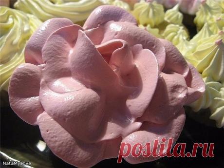 Крем "Мокрое безе"

Крем очень стойкий, вкусный и нежный, как зефирчик. Отлично подходит для украшения, прекрасно держит форму. Ваша фантазия и пищевые красители сделают шедевр из любой домашней выпечки.

Ингредиенты:

Белок яичный (если мелкие, то 5шт.) — 4 шт
Сахар — 1 стак.
Ванилин —1 пакетик
Кислота лимонная — 1/4 ч. л.

Миксером слегка взбить белки, добавить сахарный песок, ванилин и лимонную кислоту. Ставим на водяную баню, чтобы вода уже кипела и взбиваем миксером h...