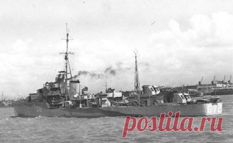 Курьезный случай в море во время Второй мировой войны В 1943 году, в северной Атлантике встретились немецкий и английский эсминец. Англичане не долго думая первыми выстрелили торпедой в противника, но рули торпеды заклинило под углом, и в результате торпеда совершила круговой веселый манёвр и вернулась. Британцы уже не шутили наблюдая, как к ним несётся их же снаряд. В итоге, досталось им от своей же торпеды, причём так, что эсминец хоть и остался на плаву и дождался помощи, но уже до самого…