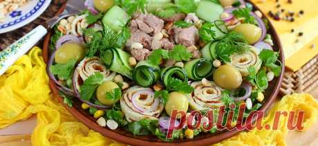 35 простых и вкусных салатов на все случаи жизни и любой бюджет Случаи в жизни, когда нужно вкусно накормить гостей семью или гостей, бывают разные. Но почти всегда выручит вкусный и простой салат. Выбирай любой из 35 замечательных рецептов нашей подборки и готовь с удовольствием!