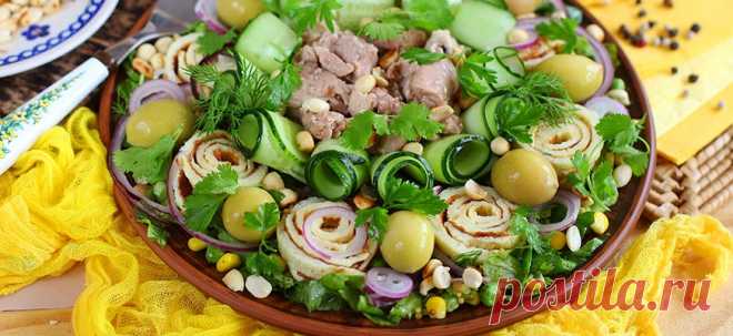 35 простых и вкусных салатов на все случаи жизни и любой бюджет Случаи в жизни, когда нужно вкусно накормить гостей семью или гостей, бывают разные. Но почти всегда выручит вкусный и простой салат. Выбирай любой из 35 замечательных рецептов нашей подборки и готовь с удовольствием!