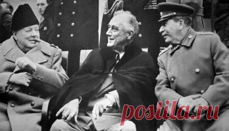С 4 по 11 февраля 1945 года в Крыму проходила Ялтинская конференция руководителей государств - союзников по антигитлеровской коалиции (СССР, США и Великобритании). Принятые на этой встрече решения заложили основы послевоенного миропорядка, оформили разделение сфер влияния.. Уинстон Черчилль, Франклин Рузвельт и Иосиф Сталин во время Ялтинской конференции. © Фотохроника ТАСС/Самарий Гурарий | ТАСС: Общество - Ялтинская конференция глав государств - союзников по антигитлеровской коалиции 1945 года