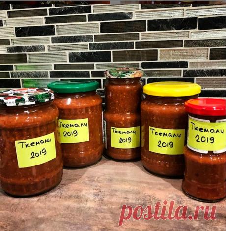 Невероятно вкусный соус «ТКЕМАЛИ»! Скажу без ложной скромности получается очень вкусно, хотя кажется так просто! Каждый год закрываю больше и больше, и все равно кажется мало 😆 Ингредиенты: Сливы 2 кг. Чеснок. Карри 15 мл. Сахар 4 ст. л. Соль 1.5 ст. л. Кориандр 1 ч. л. Красный перец молотый 1.5 ч. л. Приготовление: Сливы помыть, удалить косточки и …