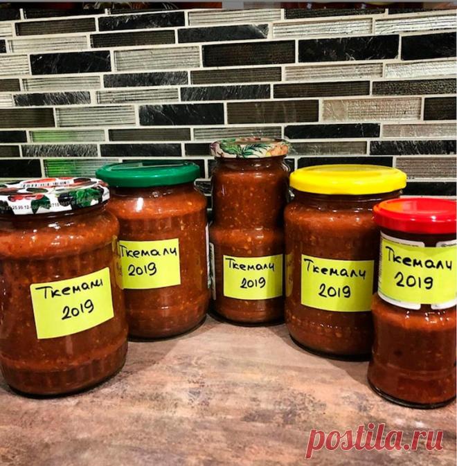 Невероятно вкусный соус «ТКЕМАЛИ»! Скажу без ложной скромности получается очень вкусно, хотя кажется так просто! Каждый год закрываю больше и больше, и все равно кажется мало 😆 Ингредиенты: Сливы 2 кг. Чеснок. Карри 15 мл. Сахар 4 ст. л. Соль 1.5 ст. л. Кориандр 1 ч. л. Красный перец молотый 1.5 ч. л. Приготовление: Сливы помыть, удалить косточки и …