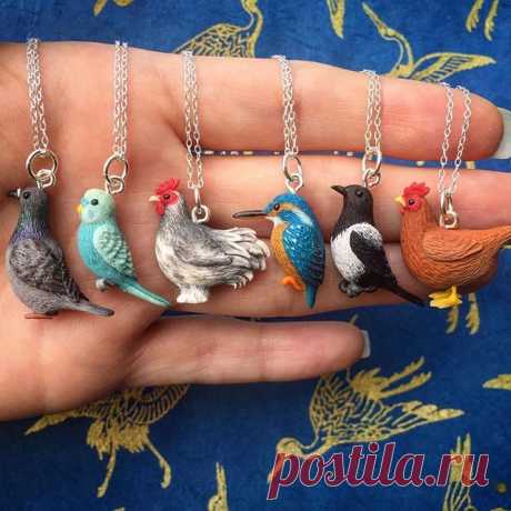@lucyslittlepeople

#craft #handmadeisbetter #bird #birds #polymerclay #premo #sculpey #miniature #handsculpted #crafting #handmadejewelry #charms #pendant #chicken #shopsmall #birdwatching #custommade #magpie #handmadegifts #birb #claycharms #budgie #pigeon #kingfisher #clayart