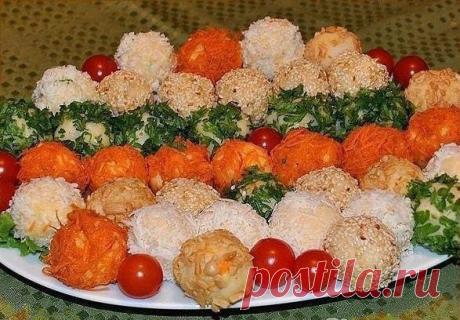 «Аранда-де-Дуэро» — сказочный гарнир

Закуска из картофеля.

Ингредиенты:

Картофель – 1 килограмм;
Масло сливочное – 1 столовая ложка;
Сыр твёрдый – 200 граммов;
Майонез – 150 граммов;
Соль – по вкусу;
Перец молотый – на кончике ножа;
Чеснок – 1 зубчик ;
Зелёный лук – 7 пёрышек;
Петрушка – 5 веточек ;
Сыр – 150 граммов;
Арахис – 70-100 граммов;
Морковь – 3 штуки;
Кунжут – 100 граммов;
Белая кокосовая стружка – 100 граммов;
Листья салата – 12-15 штук.
Как приготовить ориги...