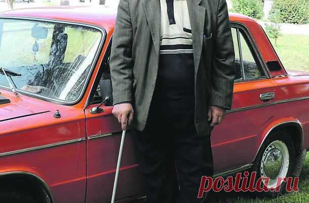 До цього чоловіка звертаються люди з усього світу. Ставить на ноги навіть хворих на рак четвертої стадії Микола Климчук – остання надія людей

До цього чоловіка звертаються люди з усього світу.  З Німеччини, Великобританії, країн колишнього Радянського Союзу і навіть США! Бо він ставить на ноги безнадійно хворих. Тих, кого офіційна медицина «списує» й відправляє додому помирати, Микола Климчук з Корц