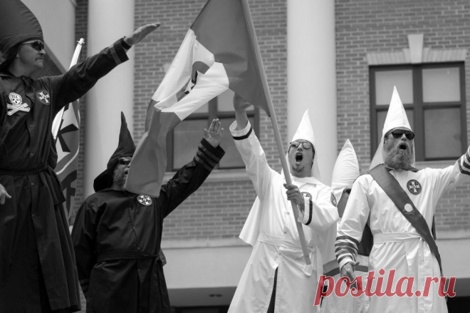 Ку-клукс-клан жив! Фотограф 11 лет изнутри изучал тайное общество | Чёрт побери О ку-клукс-клане давно не слышно. Некогда мощнейшая ультраправая организация, сотню лет назад насчитывавшая более трех миллионов приверженцев, была официально распущена в 1944 году. Особо неугомонные активисты вскоре возродили клан, и он еще пошумел, пока окончательно не затух в 90-е. Однако дело расистов-конфедератов все еще живет. Разрозненные группы последователей и в наши дни шьют колпаки и...