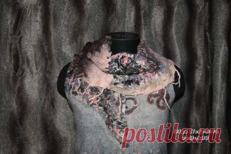 Авторский валяный бактус &quot;Огни города&quot; (Войлок от Ольги Нефедовой)
Бактус декорирован различными волокнами. Шарфик очень теплый и уютный. Стильный аксессуар для зимних морозов. 
Проект называется &quot;Огни города&quot;, т.к. на самом деле напоминает утреннее зарево, вечерние фонари, силуэты домов, таинственные туманные улочки ... в этой работе можно увидеть все, нужно только немного фантазии и воображения. 
Работа выполнена из натуральных теплых материалов.