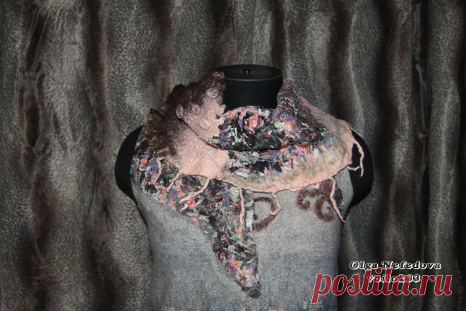 Авторский валяный бактус "Огни города" (Войлок от Ольги Нефедовой)
Бактус декорирован различными волокнами. Шарфик очень теплый и уютный. Стильный аксессуар для зимних морозов. 
Проект называется "Огни города", т.к. на самом деле напоминает утреннее зарево, вечерние фонари, силуэты домов, таинственные туманные улочки ... в этой работе можно увидеть все, нужно только немного фантазии и воображения. 
Работа выполнена из натуральных теплых материалов.