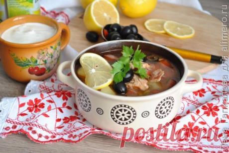 👌 Солянка сборная мясная доступный рецепт, рецепты с фото Солянка густой рассольный суп русской кухни. Как и для всех рассольных супов в приготовлении солянки используются соленые огурцы грибы оливки каперсы лимон рассол и даже квас. Соля...