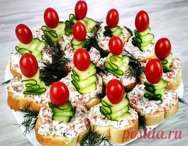 Закуска Новогодние ЁлочкиГотовится 5 минут, на столе выглядит празднично
Украсит новогодний стол и послужит отличной, вкусной, оригинальная закуской.
Прелесть в том, что этими ёлочками можно украсить любые новогодние салаты!
Как приготовит и варианты оформления: