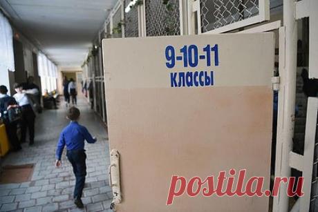 Неизвестный с ножом ворвался в российскую школу. Неизвестный молодой человек с ножом ворвался в здание школы №4 города Чайковский в Пермском крае России. Злоумышленнику не удалось войти в учебное заведение через центральный вход и ему пришлось повредить дверь запасного выхода. Охранник школы вызвал сотрудников Росгвардии, которые задержали молодого человека.