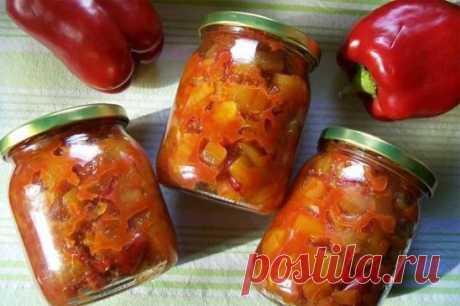 КИСЛО-СЛАДКИЙ СОУС ИЗ КАБАЧКОВ НА ЗИМУ
Кабачки для этой заготовки лучше взять молоденькие, сорта цуккини, так как они обладают более нежной текстурой, но подойдут для соуса и любые кабачки, которые жаждут попасть в банки. Открыв баночку вкусного соуса из кабачков зимой, вы получите быстрый ужин, отварив только сосиски. Кроме того, соус может дополнить любой гарнир.
Ингредиенты:
кабачки – 3 кг (после очистки)
лук репчатый – 1 кг
перец сладкий – 1 кг
сахар – 2-3 стакана
уксус 9% – 1-1,5 стакана