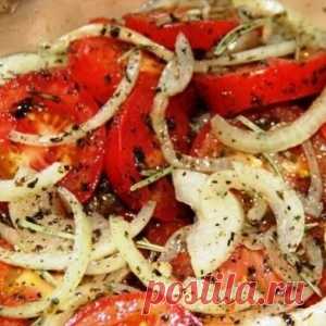 Приготовьте к мясу прекрасную закуску из помидоров и лука
