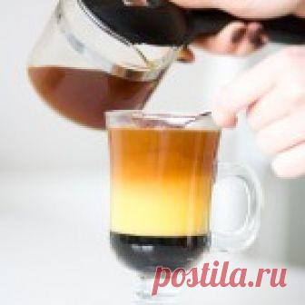 Кофейный коктейль Бамбл с соком из апельсинов, сиропом, льдом Кофейный коктейль «Бамбл»  нравится своим вкусом многим. Прохладный напиток с оригинальным сочетанием ингредиентов  пользуется большой популярностью в сети кофеен «Кофемания».