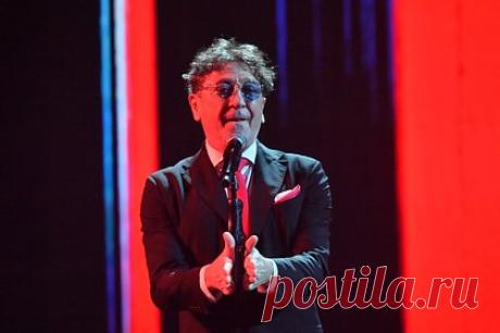 60-летний Григорий Лепс поразмышлял о возможности повторно жениться. Российский эстрадный певец Григорий Лепс поразмышлял о возможности повторно жениться. «Все может случиться. Если в жизни появится большая и светлая любовь, почему нет?» — заявил 60-летний артист. Лепс добавил, что его экс-супруга тоже может выйти замуж, назвав ее «очень достойной» женщиной.