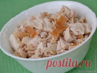 Рулеты из лаваша с курицей и плавленым сырком
Для приготовления нужно взять:
— лаваш — 2 шт.
— куриное филе — 0,25 кг
— сырок плавленый — 1 шт. (у меня со вкусом грибов)
— яйца — 3 шт.
— майонез — почти целая пачка
— чеснок — 1-2 дольки
— соевый соус — по вкусу (я 1 ст. л. взяла, потому что стараюсь все недосаливать)
— растительное масло
Приготовление рулетиков из лаваша
Первым делом надо заняться куриным филе, оно дольше всего доходит до готовности. Помыть, поджарить его на растительном мас