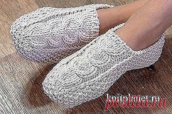 Следки-тапочки спицами Marta
Описание модели
Следки-тапочки связаны спицами узором Рис (Мох). Мысок связан узором Коса. По верхнему краю тапочек резинка 1 х 1. Тапочки вяжутся от резинки, затем мысок, боковая часть и подошва. Следки-тапочки вяжутся двумя спицами на леске. Но короткие носочные спицы вам все же пригодятся  для вязания косы и для вспомогательных операций. Есле вам удобнее, можно вязать на носочных спицах распределив петли так, как это показано на фотографии н...