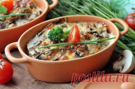 Запеканка из брокколи с куриной грудкой
на 100грамм - 78.93 ккалБ/Ж/У - 11.43/2.73/2.41
Ингредиенты:
Брокколи - 250 г
Яйцо - 1 шт
Куриное филе - 250 г
Шампиньоны - 200 г
Йогурт натуральный - 2 ст. л
Сыр - 70 г
Лук - 1/2 шт
Соль, перец - по вкусу
Приготовление:
Брокколи разделяем на соцветия, которые затем нарезаем на небольшие кусочки. Если используете замороженное брокколи, предварительно ее размораживаем и удаляем лишнюю жидкость, промокнув соцветия капусты бумажным полотенцем. Куриную