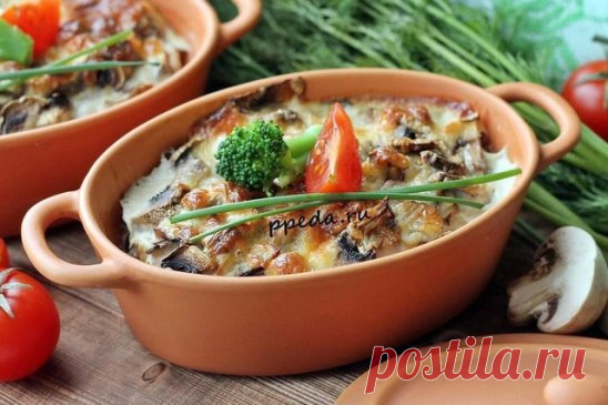 Запеканка из брокколи с куриной грудкой
на 100грамм - 78.93 ккалБ/Ж/У - 11.43/2.73/2.41
Ингредиенты:
Брокколи - 250 г
Яйцо - 1 шт
Куриное филе - 250 г
Шампиньоны - 200 г
Йогурт натуральный - 2 ст. л
Сыр - 70 г
Лук - 1/2 шт
Соль, перец - по вкусу
Приготовление:
Брокколи разделяем на соцветия, которые затем нарезаем на небольшие кусочки. Если используете замороженное брокколи, предварительно ее размораживаем и удаляем лишнюю жидкость, промокнув соцветия капусты бумажным полотенцем. Куриную