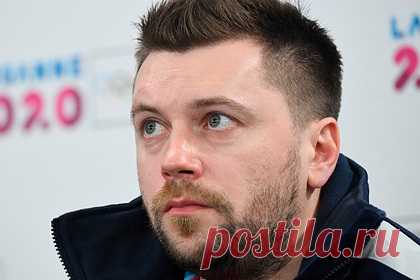 Российский тренер рассказал о вреде четверных прыжков для фигурного катания. Российский тренер по фигурному катанию Сергей Давыдов высказался о четверных прыжках у девушек. По мнению специалиста, присутствие этого элемента добавляет зрелищности, но страдают целостность программ и качество катания. «Они создают вау-эффект, но убирают на второй план идею, образы, обыгрыш костюма»,— добавил он.