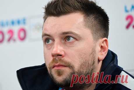 Российский тренер рассказал о вреде четверных прыжков для фигурного катания. Российский тренер по фигурному катанию Сергей Давыдов высказался о четверных прыжках у девушек. По мнению специалиста, присутствие этого элемента добавляет зрелищности, но страдают целостность программ и качество катания. «Они создают вау-эффект, но убирают на второй план идею, образы, обыгрыш костюма»,— добавил он.