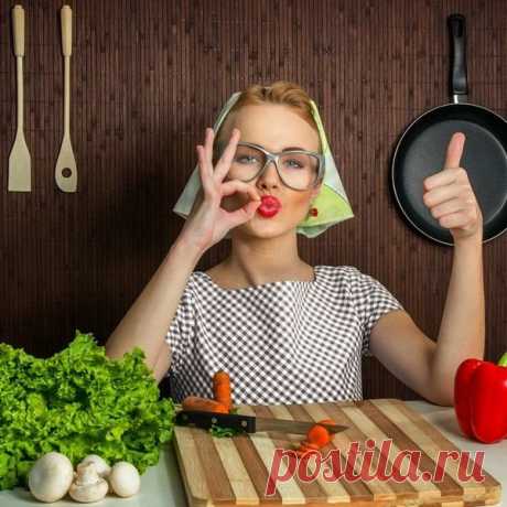 СОВЕТЫ ХОЗЯЮШКАМ 😍 Жиры, оставшиеся от жарения, залейте холодной водой и прокипятите. Вода извлечет все запахи. Жир при жарении меньше разбрызгивается, если на сковороду посыпать немного соли. Масло быстрее взбивается, если нарезать его кусочками, положить в миску и поставить в кастрюлю с горячей водой. Когда масло размякнет (но не распустится), его ставят в холодное место и взбивают. Чтобы сохранить сыр от высыхания, надо положить на тарелочку рядом с сыром кусочек сахара и накрыть другой…