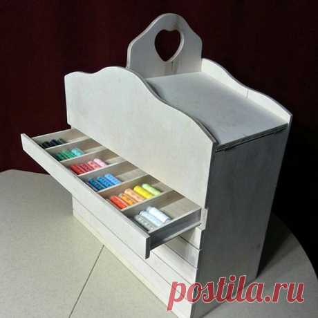 Комод для декупажа. Изготовлен из фанеры 10, 6 и 4 мм. Общий размер ш49 х г22.5 х в(до ручки) 59 см. Комод идеально подходит для хранения ниток и всякой мелочи.  Комод имеет 6 выдвижных ящиков, каждый из которых разделен перегородочками на 6 равных отсеков. Также есть ручка для удобства перемещения комода, а верхнее отделение состоит из двух автономных отсеков глубиной 9 см. Цена 4400 рублей. 
Работа выполняется под заказ, поэтому размеры и отсеки могут варьироваться по же...