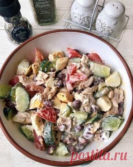 Салат с куриной грудкой и фасолью