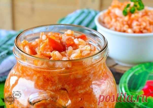 РИСОВАЯ ЗАКУСКА!

Уже много лет мы делаем рисовую закуску. Кто и когда нам дал этот рецепт - уже и не помним, но съедается на УРА! Это достаточно сытный гарнир к мясным блюдам, ведь помимо овощей в закуске есть и рис. Делюсь рецептом с теми, кто еще такое не далал.

Рецепт очень простой в приготовлении.

ИНГРЕДИЕНТЫ
3 кг помидор, 0,5 кг лука, 0,5 кг моркови, 12 шт сладкого перца, 6 ч.л. соли, 1 стакан сахара, 300 гр подсолнечного масла, 1 стакан сырого риса.

КАК ПРИГОТОВИ...