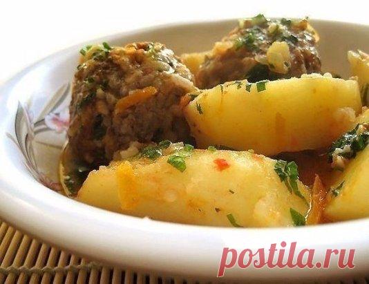 ТЕФТЕЛИ С КАРТОШКОЙ 
Вообще, предполагалось что это будет суп. 
Но из-за маленькой кастрюли у меня получилось больше похожее на второе. Кастрюля нужна не менее 4 литров. 
Понадобится: 
3 луковицы 
1 морковь 
1 болгарский перец 
2 помидора или 2 ст.л. тома-пасты 
пол стакана сырого риса 
500г фарша 
6 картофелин (средних) 
2-3 лавровых листа 
подсолнечное масло 
2 зубчика чеснока 
соль 
перец 
по желанию: 
паприка 
карри 
укроп 
петрушка 
любые специи что у вас есть подойдут, смотрите сами.