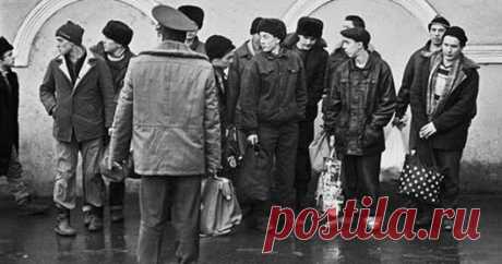 Как призывали в Советскую армию В октябре 1967 года был принят закон СССР "О всеобщей воинской обязанности". Закон определял, что "Защита отечества есть священный долг кажд...