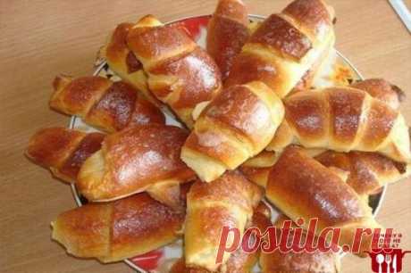 Очень простой рецепт рогаликов.
Тесто получается сдобным и, что самое главное, не надо ждать пока оно подойдёт, сразу же после замеса можно начинать заниматься выпечкой. Очень легко и быстро.
Ингредиенты:
1 пачка (200 г.) масла
3 стакана муки
2 яйца
1/2 стакана сахара
10 гр. сухих дрожжей
джем или варенье, повидло на ваш вкус.
Муку просеять в миску для насыщения ее воздухом. Так рогалики получатся пышными. Всыпьте сухие дрожжи в муку и перемешайте. На крупной терке потереть масло прямо в миск