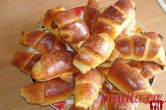 Очень простой рецепт рогаликов.
Тесто получается сдобным и, что самое главное, не надо ждать пока оно подойдёт, сразу же после замеса можно начинать заниматься выпечкой. Очень легко и быстро.
Ингредиенты:
1 пачка (200 г.) масла
3 стакана муки
2 яйца
1/2 стакана сахара
10 гр. сухих дрожжей
джем или варенье, повидло на ваш вкус.
Муку просеять в миску для насыщения ее воздухом. Так рогалики получатся пышными. Всыпьте сухие дрожжи в муку и перемешайте. На крупной терке потереть масло прямо в миск