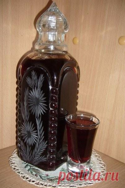 Очень вкусный ликёр.

300 ягод черноплодной рябины
300 листьев вишни
1 кг сах.песка
1 литр водки
3 литра воды
1 стол.ложка лимонной кислоты

1. Ягоды пропустить через мясорубку, добавить 3 литра воды и листья,кипятить 10-15 минут.
2. Остудить, процедить, засыпать сах.песок и лим.кислоту. Кипятить 5-10 минут.
3.Остудить. Влить 1 литр водки. Разлить.

Приятного вкуса и хорошего настроения!