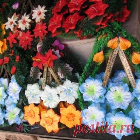 Вот почему церковь просит не носить на могилы искусственные цветы - МирТесен