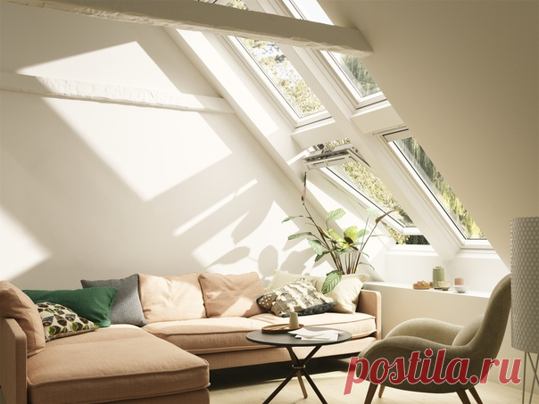 Гостиная в мансарде и как сделать ее светлее По уровню приватности мансарда больше всего подходит для организации спальни или детской. Но если вы очень хотите организовать здесь гостиную – никто не мешает. Пусть это будет неформальный мини-лофт для встречи друзей. Киньте матрасы и подушки прямо на пол. Отделку на полу и потолке делайте деревом – натуральный материал создаст ту самую атмосферу. А чтобы всё пространство не утонуло в полумраке, предусмотрите окна не только в вертикальных стенах,…