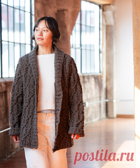 Snoqualmie This cabled shawl-collar cardigan radiates classic good looks and cozy texture. Elaborate cable motifs really make Quarry purr; Snoqualmie’s grid of densely twining stitches looks complex but is intuitive to work and easy to memorize. Whether you wear it as a barn coat or dress it up with tall boots and a skirt, this i