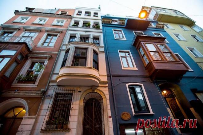 Квартира с очень оригинальным интерьером, Турция На продажу за $ 875 000 выставлен великолепный дуплекс, расположенный в Галата, Стамбул, Турция. Квартира находится на первом этаже и имеет самостоятельный вход. Нахождение квартиры в историческом зда...