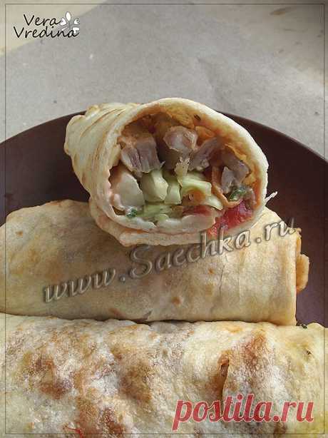 Шаурма с курицей Поскольку для шаурмы с курицей я использовала домашний лаваш, у меня получилась горка маленьких вкусных рулетиков.