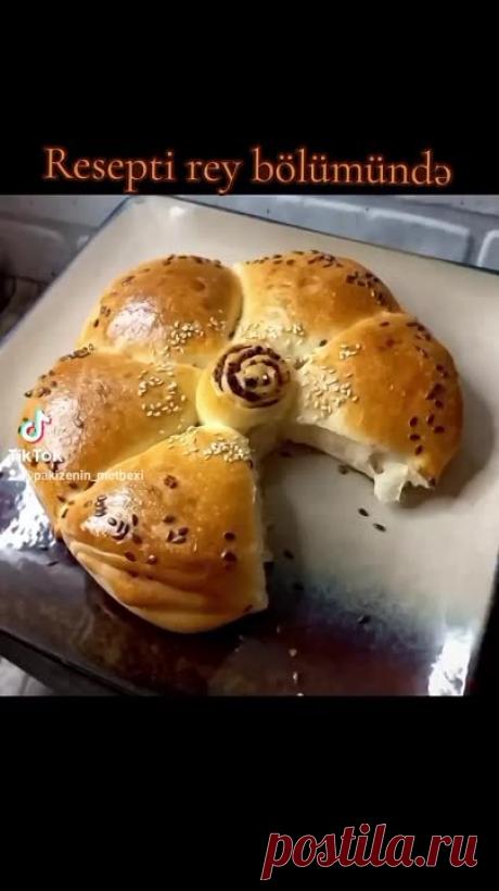 Süfrelərinize gözellik veren
" Gül piroq" 
😍
📌Xemir üçün...
1 st süd,
1 st su,
2 x.qaşiq duru yaq,
50 qr kərə yaqi,
1ç.qaşiq şəkər,
1ç.qaşiq duz. 
Maya və aldiqi qədər un.

Bu piroqda damaq dadınıza göre içlik ede bilərsiz.
Mən bu defe ətli etdim..
