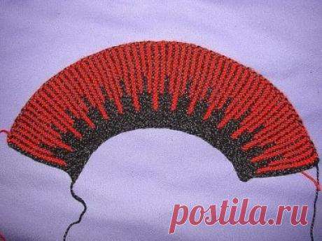 Следки. Автор pushinka
Вяжутся от пятки к пятке по принципу укороченных рядов: набор 25п, плат. вязка,
1-2 ряд черный цвет 25п.
3-4 красный цвет 20п.
5-6 черный цвет 25п.
7-8 красный цвет 15п.
9-10 черный цвет 25п.
11-12 красный цвет 10п.
13-14 черный цвет 25п.
15-16 красный цвет 15п.
и так далее... а затем просто сшивается