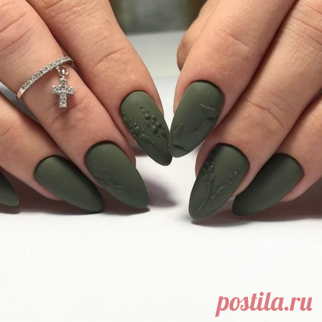 Поскольку зеленый цвет 💚 набирает все больше поклонников, это отличная альтернатива кричащим ярким ✨ оттенкам, а также нюдовым в этом сезоне. 💅🏻 Вы можете создать потрясающий дизайн маникюра с зеленым лаком, 🟢 который отлично будет смотреться на коротких и длинных ногтях.