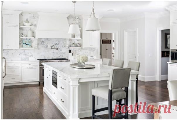 Кухня в классическом стиле. В центре обеденный стол. Фасады в стиле шейкер иразноцветный фартук. На контрасте темный пол.