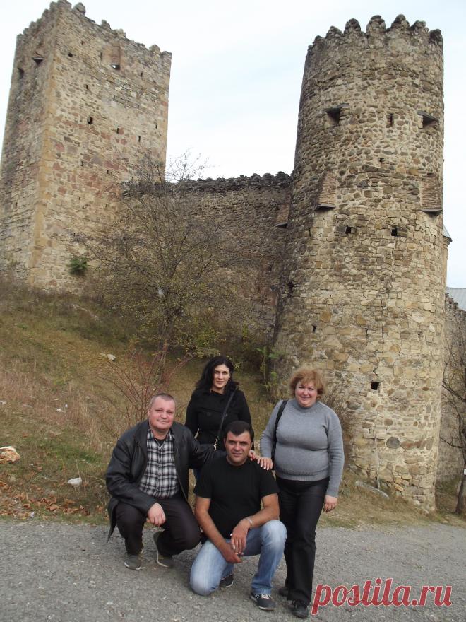 Крепость "Ананури".  Резиденцыя арагвских эриставов. Ананури служила главным опорным пунктом для грозных арагвских эриставов, правителей этого края. Крепость относится к ранней феодальной эпохе и служила форпостом обороны, перекрывая дорогу, ведущую из Дарьяльского ущелья.