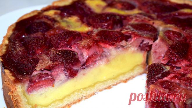 Вкусный, нежный и воздушный пирог с клубникой в сметанной заливке Пирог с клубникой в сметанной заливке получается очень вкусным, нежным и воздушным, тает во рту. Песочное тесто, клубника и нежнейшая сметанная заливка сверху, которая напоминает крем. Приятного аппетита! Ингредиенты для песочного теста: Масло сливочное - 150 гр...