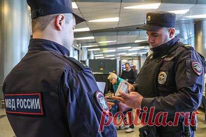 В московском аэропорту задержали троих депортированных из Турции россиян. Полицейские задержали в московском аэропорту Внуково троих россиян. Андрей Касперович, Игорь Анчевский и Алилав Баширов находились в международном розыске и были депортированы из Турции. Первые двое обвиняются в мошенничестве, третий россиянин — в разбое и вымогательстве.