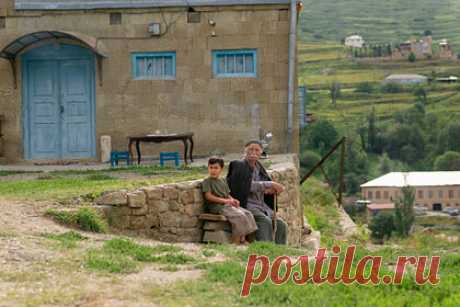 В Дагестане начались съемки детского фильма «Приключения маленького Бахи». Съемки детского фильма «Приключения маленького Бахи» о восьмилетнем мальчике из села начались в Дагестане. Съемки проходят в ауле Чох в Гунибском районе республики. Фильм является совместным проектом «ВГИК-Дебют» и режиссера Александра Галибина. Участие в съемках принимают в основном актеры местных театров.